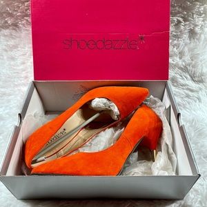 Shoedazzle faux suede Orange pump with metallic gold heel